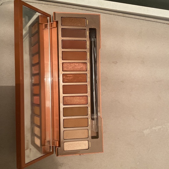 NEW Urban decay HEAT palette🔥 10/10 condition! Includes brush! - Picture 2 of 4